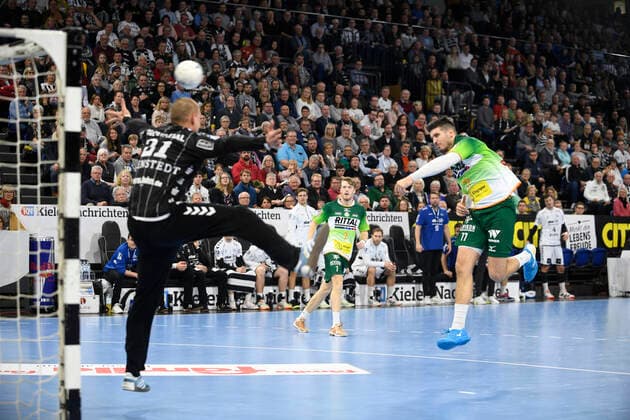 The 11 17 by Stefan Cavor Wetzlar, 77 against Dario Quenstedt THW Kiel, 21 , Handball Bundesliga, Liqui Moly HBL, Men, 18 Matchday, THW Kiel vs HSG Wetzlar, 22 12 19 Kiel Sparkassen Arena Schleswig Holstein Germany