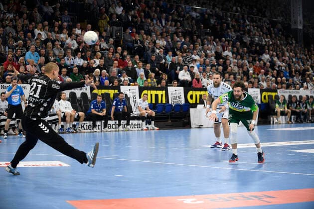 Maximilian Holst Wetzlar, 21 per seven-meter against Dario Quenstedt THW Kiel, 21 , Handball Bundesliga, Liqui Moly HBL, Men, 18 Matchday, THW Kiel vs HSG Wetzlar, 22 12 19 Kiel Sparkassen Arena Schleswig Holstein Germany