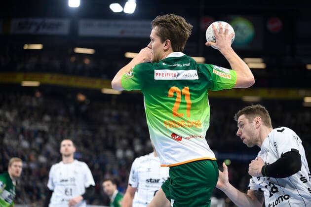 Emil Fred Öfors Wetzlar, 21 against Niclas Ekberg THW Kiel, 18 , Handball Bundesliga, Liqui Moly HBL, Men, 18 Matchday, THW Kiel vs HSG Wetzlar, 22 12 19 Kiel Sparkassen Arena Schleswig Holstein Germany