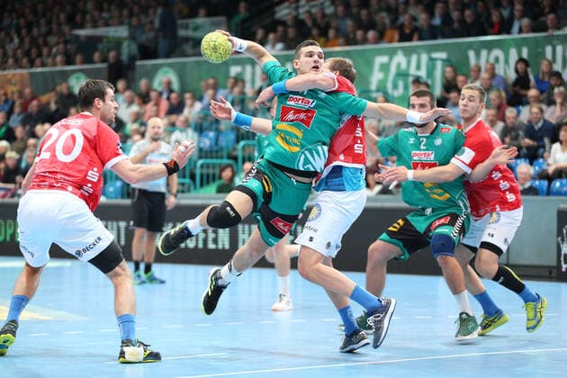 v l Csaba Szuecs Bergischer HC 20 , Aliaksandr Padshyvalau TSV GWD Minden 17 , Max Darj Bergischer HC 5 GER, Handball, 1 Bundesliga, TSV GWD Minden against Bergischer HC, 22 12 2019 Minden Copyright: xStrohdiekx Eibner-Pressefotox EP_jsk
