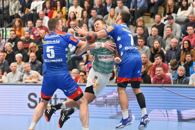 Fabian Boehm TSV Hannover Burgdorf 20 against Romas Kirveliavicius HBW Balingen Weilstetten 5 and Jannik Hausmann HBW Balingen Weilstetten 7 Handball, Men, DKB , LIQUI MOLY Handball Bundesliga, 22 12 2019, Photo TBaur Eibner HBW Balingen Weilstetten vs TSV Hannover Burgdorf Balingen Copyright: xBaur xEibner-Pressefotox EP_Toba