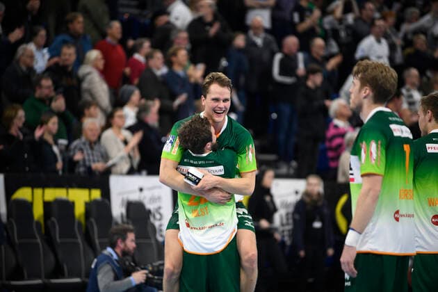 Emil Fred Öfors Wetzlar, 21 celebrates the A away win with Maximilian Holst Wetzlar, 21 , Handball Bundesliga, Liqui Moly HBL, Men, 18 Matchday, THW Kiel vs HSG Wetzlar, 22 12 19 Kiel Sparkassen Arena Schleswig Holstein Germany