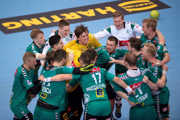 Minden, Germany 22 12 2019 1 Handball Bundesliga 2019 2020 GWD Minden vs Bergischer HC Final celebration Minden , M Malte Semisch Minden , Lucas Meister Minden Minden Minden North Rhine-Westphalia Germany Kampa Halle