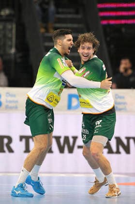 Photo Victory celebration with the players of Wetzlar here Ole Forsell Schefvert Wetzlar and left Stefan CAVOR Handball Men 1 Bundesliga am So 22 12 2019 THW Kiel HSG Wetzlar 20 27