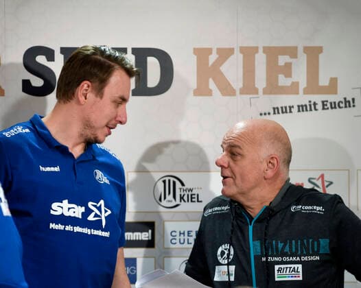 Wetzlar coach Kai Wandschneider with THW coach Filip Jicha, Handball Bundesliga, Liqui Moly HBL, men, 18 matchday, THW Kiel vs HSG Wetzlar, 22 12 19 Kiel Sparkassen Arena Schleswig Holstein Germany