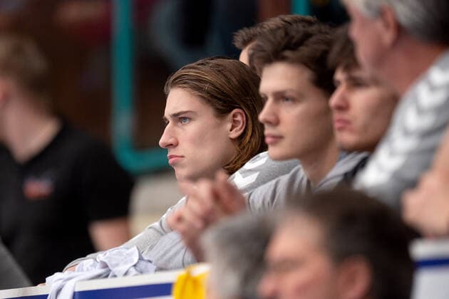 Minden, Germany 22 12 2019 1 Handball Bundesliga 2019 2020 GWD Minden vs Bergischer HC Yuri Knorr Minden injured, injury Minden North Rhine-Westphalia Germany Kampa Halle