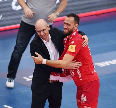 Volleyball 1. Bundesliga Saison 2019 2020 TV Rottenburg - Helios Grizzlys Giesen 22.12.2019 Ramon Renaldo Martinez Gion (re, TV Rottenburg) wird von Trainer Christophe Achten (li, TV Rottenburg) verabschiedet *** Volleyball 1 Bundesliga Season 2019 2020 TV Rottenburg Helios Grizzlys Giesen 22 12 2019 Ramon Renaldo Martinez Gion re, TV Rottenburg is bid farewell by coach Christophe Achten li, TV Rottenburg