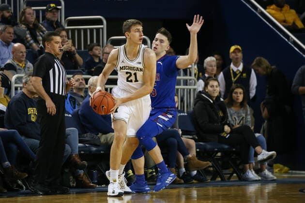 ANN ARBOR, MI - DECEMBER 21: Michigan Wolverines guard Franz Wagner (21) looks to pass the ball while being defended by Presbyterian Blue Hose guard JC Younger (25) during a regular season non-conference game between the Presbyterian Blue Hose and the (14) Michigan Wolverines on December 21, 2019, at Crisler Center in Ann Arbor, Michigan. (Photo by Scott W. Grau Icon Sportswire) COLLEGE BASKETBALL: DEC 21 Presbyterian at Michigan Icon191221637