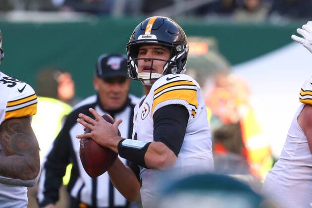 EAST RUTHERFORD, NJ - DECEMBER 22: Pittsburgh Steelers quarterback Mason Rudolph (2) during the National Football League game between the New York Jets and the Pittsburgh Steelers on December 22, 2019 at MetLife Stadium in East Rutherford, NJ. (Photo by Rich Graessle Icon Sportswire) NFL, American Football Herren, USA DEC 22 Steelers at Jets Icon1912228776