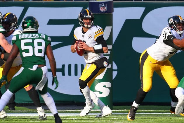 EAST RUTHERFORD, NJ - DECEMBER 22: Pittsburgh Steelers quarterback Mason Rudolph (2) during the National Football League game between the New York Jets and the Pittsburgh Steelers on December 22, 2019 at MetLife Stadium in East Rutherford, NJ. (Photo by Rich Graessle Icon Sportswire) NFL, American Football Herren, USA DEC 22 Steelers at Jets Icon1912228937