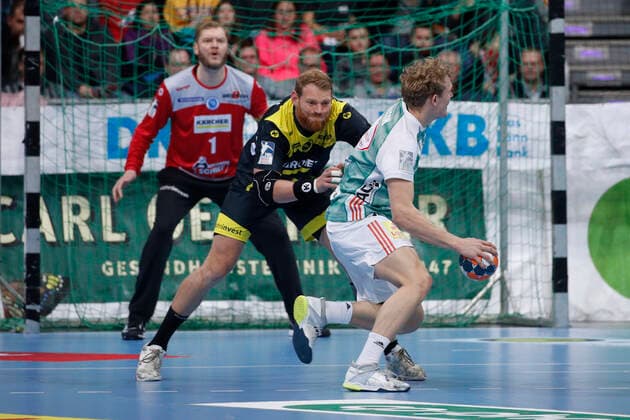 26 12 2019, TUI Arena, Hanover, league match, 1 Bundesliga, TSV Hanover Burgdorf vs TVB Stuttgart, pictured here Manuel Spaeth 9, Stuttgart in duel with Alfred Joensson 18, Han Burgdorf TSV Hanover Burgdorf vs TVB Stuttgart