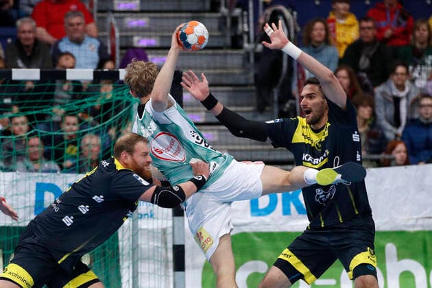 26 12 2019, TUI Arena, Hanover, league match, 1 Bundesliga, TSV Hanover Burgdorf vs TVB Stuttgart, pictured here Manuel Spaeth 9, Stuttgart and Dominik Weiss 6, Stuttgart in duel with Alfred Joensson 18, Han Burgdorf TSV Hanover Burgdorf vs TVB Stuttgart