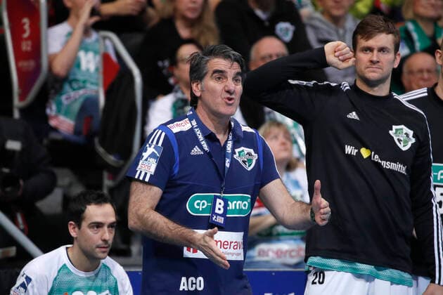 26 12 2019, TUI Arena, Hannover, league match, 1 Bundesliga, TSV Hannover Burgdorf vs TVB Stuttgart, in the picture Carlos Ortega coach, Han Burgdorf gives instructions TSV Hannover Burgdorf vs TVB Stuttgart