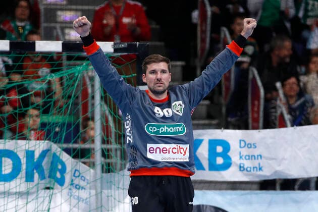 26 12 2019, TUI Arena, Hanover, league match, 1 Bundesliga, TSV Hanover Burgdorf vs TVB Stuttgart, in the picture Urban Lesjak 90, Han Burgdorf cheers TSV Hanover Burgdorf vs TVB Stuttgart
