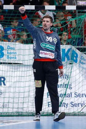 26 12 2019, TUI Arena, Hanover, league match, 1 Bundesliga, TSV Hanover Burgdorf vs TVB Stuttgart, in the picture Urban Lesjak 90, Han Burgdorf cheers TSV Hanover Burgdorf vs TVB Stuttgart