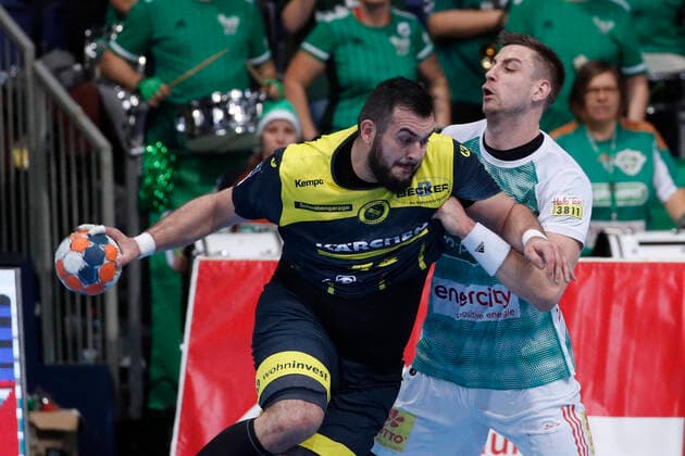 26 12 2019, TUI Arena, Hanover, league match, 1 Bundesliga, TSV Hanover Burgdorf vs TVB Stuttgart, pictured Zarko Peshevski 44, Stuttgart in duel with Nejc Cehte 3, Han Burgdorf TSV Hanover Burgdorf vs TVB Stuttgart