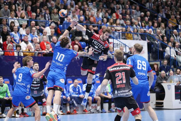 v l Jonathan Carlsbogard TBV Lemgo Lippe 9 , Fabian van Olphen TBV Lemgo Lippe 10 , Michael Haass HC Erlangen 13 , Christopher Bissel HC Erlangen 21 , Christian Klimek TBV Lemgo Lippe 69 GER, Handball, 1 Bundesliga, TBV Lemgo Lippe against HC Erlangen, 26 12 2019 Lemgo Copyright: xStrohdiekx Eibner-Pressefotox EP_jsk