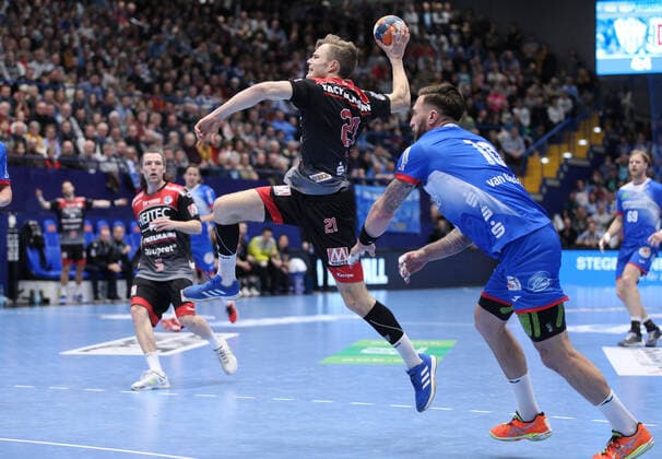 v l Christopher Bissel HC Erlangen 21 , Fabian van Olphen TBV Lemgo Lippe 10 GER, Handball, 1 Bundesliga, TBV Lemgo Lippe vs. HC Erlangen, 26 12 2019 Lemgo Copyright: xStrohdiekx Eibner-Pressefotox EP_jsk