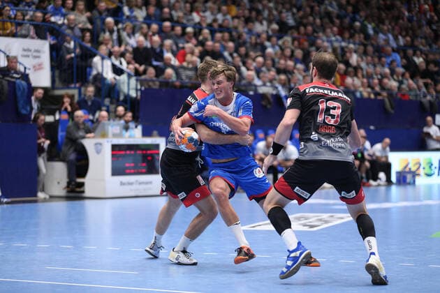 v l Petter Overby HC Erlangen 9 , Jonathan Carlsbogard TBV Lemgo Lippe 9 , Michael Haass HC Erlangen 13 GER, Handball, 1 Bundesliga, TBV Lemgo Lippe against HC Erlangen, 26 12 2019 Lemgo Copyright: xStrohdiekx Eibner-Pressefotox EP_jsk