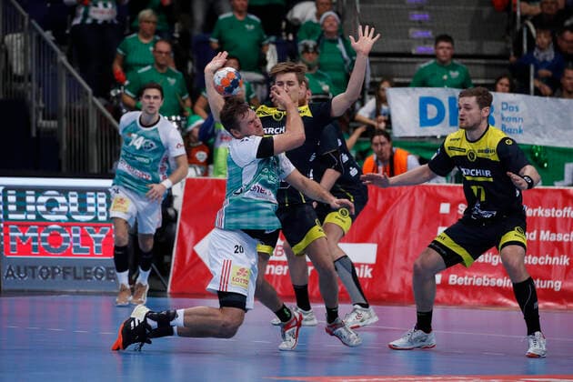 26 12 2019, TUI Arena, Hanover, league match, 1 Bundesliga, TSV Hanover Burgdorf vs. TVB Stuttgart, in the picture Fabian Boehm 20, Han Burgdorf in duel with Tim Roman Wieling 96, Stuttgart TSV Hanover Burgdorf vs. TVB Stuttgart