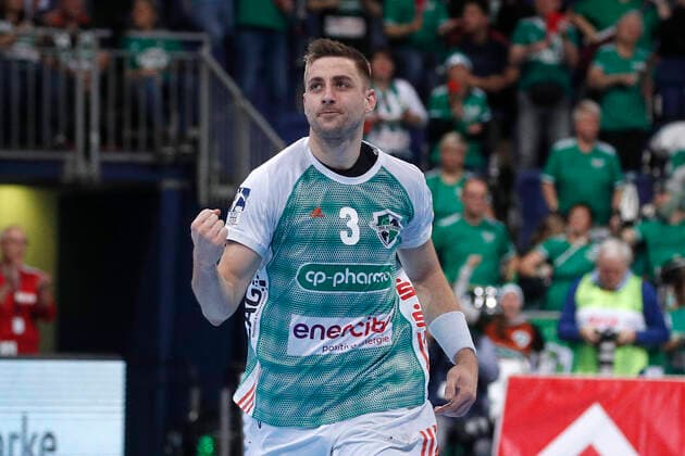 26 12 2019, TUI Arena, Hanover, league match, 1 Bundesliga, TSV Hanover Burgdorf vs TVB Stuttgart, in picture Nejc Cehte 3, Han Burgdorf cheers TSV Hanover Burgdorf vs TVB Stuttgart