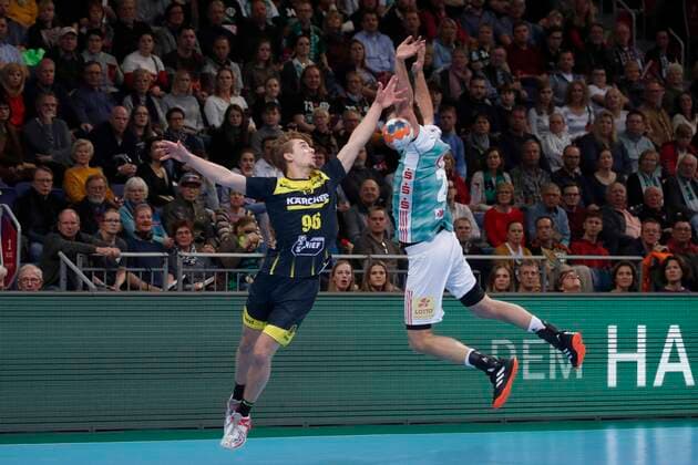 26 12 2019, TUI Arena, Hanover, league match, 1 Bundesliga, TSV Hanover Burgdorf vs TVB Stuttgart, in the picture Tim Roman Wieling 96, Stuttgart in duel with Fabian Boehm 20, Han Burgdorf TSV Hanover Burgdorf vs TVB Stuttgart