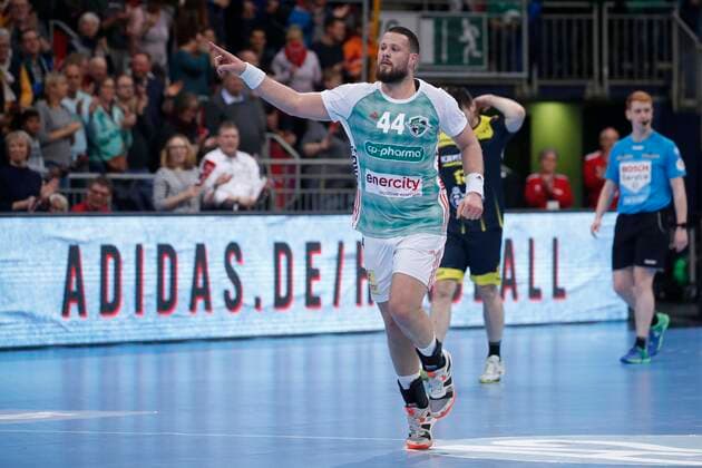 26 12 2019, TUI Arena, Hanover, league match, 1 Bundesliga, TSV Hanover Burgdorf vs. TVB Stuttgart, in the picture Ilija Brozovic 44, Han Burgdorf cheers TSV Hanover Burgdorf vs.