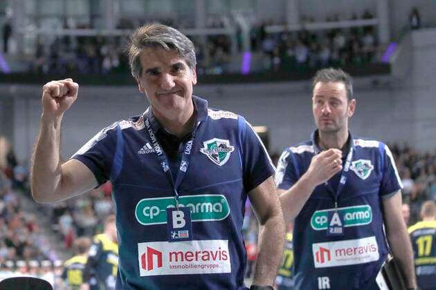 26 12 2019, TUI Arena, Hanover, League match, 1 Bundesliga, TSV Hanover Burgdorf vs TVB Stuttgart, in the picture Carlos Ortega Trainer, Han Burgdorf and Iker Romero Co Trainer, Han Burgdorf cheering after the victory over Stuttgart TSV Hanover Burgdorf vs TVB Stuttgart