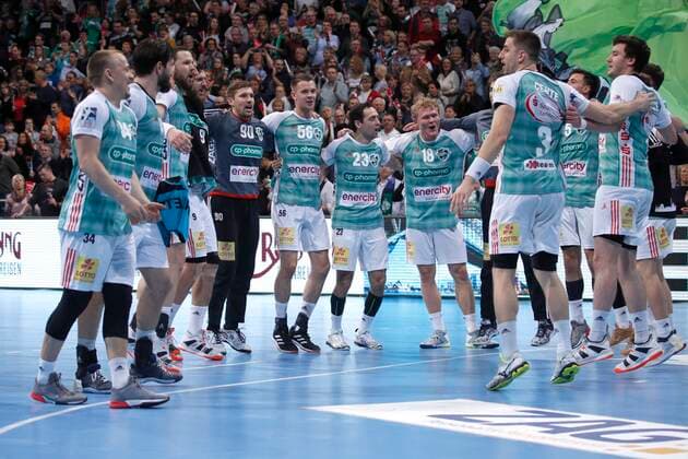 26 12 2019, TUI Arena, Hannover, league match, 1 Bundesliga, TSV Hannover Burgdorf vs TVB Stuttgart, in picture The team of TSV Hannover Burgdorf cheers after the victory over Stuttgart TSV Hannover Burgdorf vs TVB Stuttgart