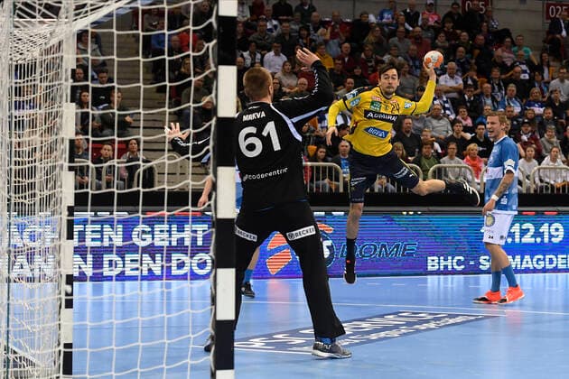 Handball Bundesliga 19 Matchday Bergischer HC Rhein Neckar Löwen on 26 12 2019 in the ISS Dome in Düsseldorf Rhein Neckar Löwe Patrick Groetzki Nr 24 against BHCs goalkeeper Tomas Mrkva Nr 61 WD