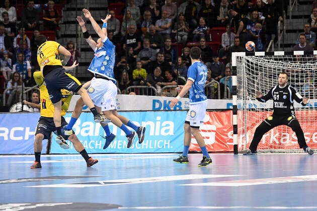 Handball Bundesliga 19 Matchday Bergischer HC Rhein Neckar Löwen on 26 12 2019 in the ISS Dome in Düsseldorf Rhein Neckar Löwe Niclas Kirkelokke No 6 with the jump shot successful against BHCs goalkeeper Christopher Rudek No 1 WD