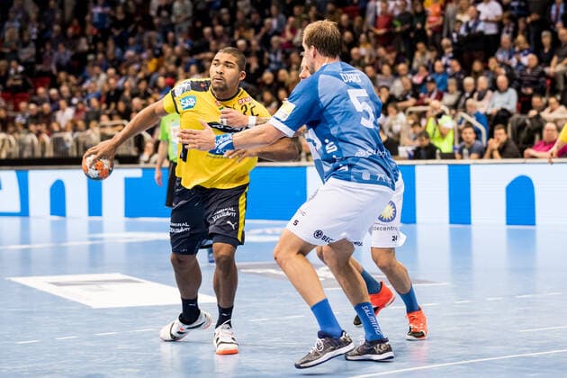 1 Handball Bundesliga Bergischer HC Rhein Neckar Loewen 26 12 2019 Mads Mensah Larsen 22, Rhein Neckar Loewen , Max Darj 5, Bergischer Handball Club , 1 Handball Bundesliga, Bergischer HC Rhein Neckar Loewen, ISS Dome, Duesseldorf Copyright: xBEAUTIFULxSPORTS Wunderlx