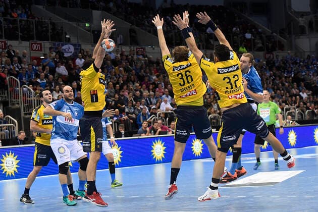 Handball Bundesliga 19 Matchday Bergischer HC Rhein Neckar Löwen on 26 12 2019 in the ISS Dome in Düsseldorf BHCs Fabian Gutbrod No 22 with the jump shot against Rhein Neckar Löwe Jesper Nielsen No 36 and Rhein Neckar Löwe Alexander Petersson No 32 WD