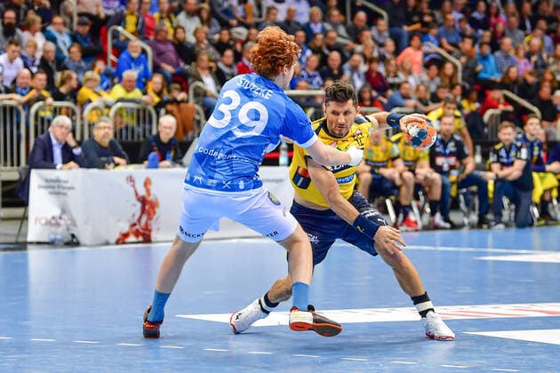 LIQUI MOLY Handball Bundesliga 2019 2020 26 12 2019 Bergischer HC Rhein Neckar Löwen, ISS Dome Düsseldorf Alexander Petersson RNL, 32 Lukas Stutzke Bergischer HC, 39 Action Zweikampf Wille Angriff, 26 12 2019, Düsseldorf Germany , Handball, Bundesliga, Bergischer HC Rhein Neckar Löwen xshx