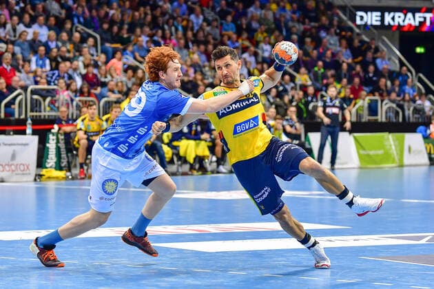 LIQUI MOLY Handball Bundesliga 2019 2020 26 12 2019 Bergischer HC Rhein Neckar Löwen, ISS Dome Düsseldorf Alexander Petersson RNL, 32 Lukas Stutzke Bergischer HC, 39 Assertiveness Fight Attack Duel, 26 12 2019, Düsseldorf Germany , Handball, Bundesliga, Bergischer HC Rhein Neckar Löwen xshx