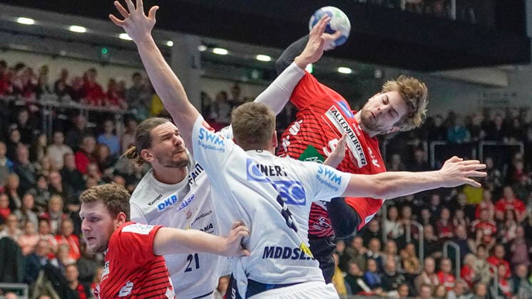 26 12 2019, Emslandarena, Lingen, GER, Handball, 1 Bundesliga HSG Nordhorn Lingen SC Magdeburg, Throw by Lutz Heiny HSG Nordhorn Lingen 5 DFL REGULATIONS PROHIBIT ANY USE OF PHOTOGRAPHS AS IMAGE SEQUENCES AND OR QUASI VIDEO Lingen Lower Saxony Germany Emslandarena