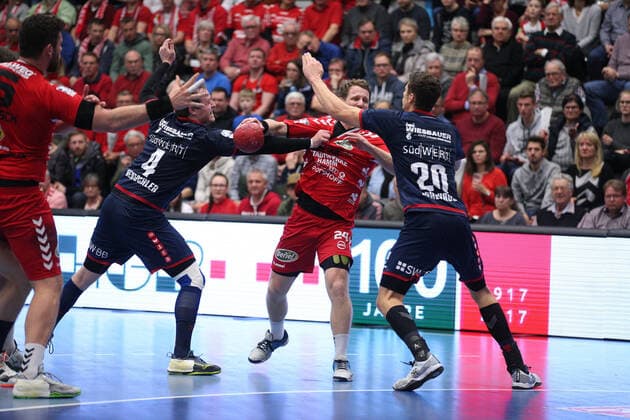 v l Patrick Rentschler SG BBM Bietigheim 4 , Merten Krings ASV Hamm Westfalen 24 , Felix Koenig SG BBM Bietigheim 20 GER, Handball, 2 Bundesliga, ASV Hamm Westfalen against SG BBM Bietigheim, 26 12 2019 Hamm Copyright: xStrohdiekx Eibner-Pressefotox EP_jsk