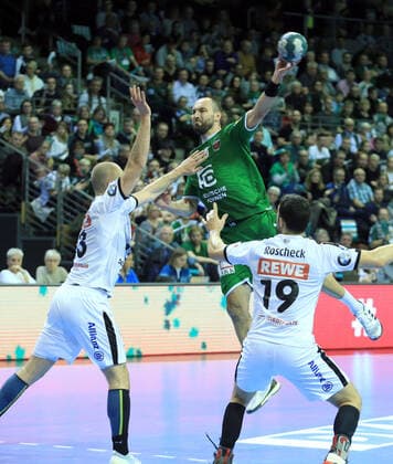 GER, DHB, 1 HBL, FUECHSE BERLIN VS SC DHfK LEIPZIG 26 12 2019, Max Schmeling Halle, Berlin, GER, DHB, 1 HBL, FUECHSE BERLIN VS SC DHfK LEIPZIG, DHB regulations prohibit any use of photographs as image sequences and or quasi video in image Michael Mueller Fuechse Berlin 25 , Maximilian Janke SC DHfK Leipzig 13 , Bastian Roscheck SC DHfK Leipzig 19 nordphotox xEngler nph00076