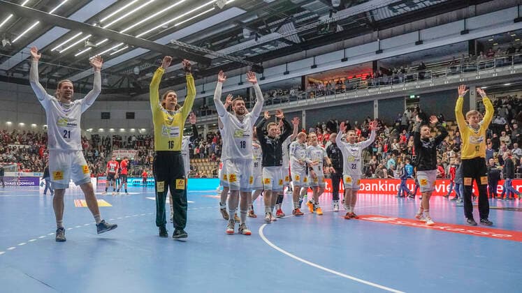 26 12 2019, Emslandarena, Lingen, GER, Handball, 1 Bundesliga HSG Nordhorn Lingen SC Magdeburg, after the 21 27 the Magdeburgers cheer in front of their fans, DFL REGULATIONS PROHIBIT ANY USE OF PHOTOGRAPHS AS IMAGE SEQUENCES AND OR QUASI VIDEO Lingen Lower Saxony Germany Emslandarena