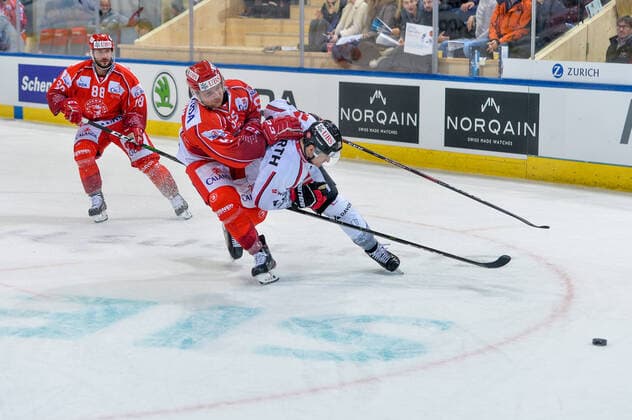 26 12 2019, Davos, Vaillant Arena, Spengler Cup HC Trinec Team Canada, Alex Grant Team Canada against Marian Adamek Ocelari Trinec Davos Vaillant Arena Grisons Switzerland Copyright: xJustPictures.ch AndreaxBrancax