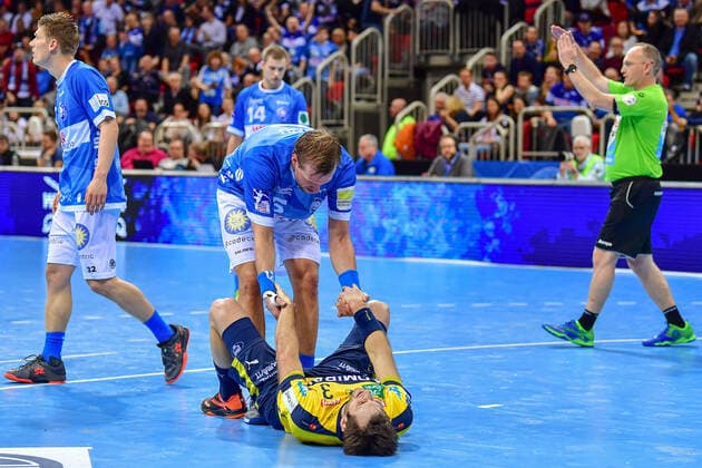 LIQUI MOLY Handball Bundesliga 2019 2020 26 12 2019 Bergischer HC Rhein Neckar Löwen, ISS Dome Düsseldorf Uwe Gensheimer RNL, 3 Max Darj Bergischer HC, 5 Hilfe Action Sportsgeist Emotionen, 26 12 2019, Düsseldorf Germany , Handball, Bundesliga, Bergischer HC Rhein Neckar Löwen xshx