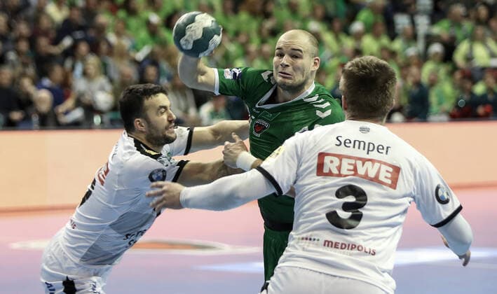 26 12 2019, Handball, 1 Bundesliga, 19 Matchday, Füchse Berlin SC DHfK Leipzig, Max Schmeling Halle Berlin Paul Drux M throws the ball on goal Handball 1 Bundesliga Füchse Berlin SC DHfK Leipzig