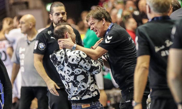26 12 2019, Handball, 1 Bundesliga, 19 Matchday, Füchse Berlin SC DHfK Leipzig, Max Schmeling Halle Bob Hanning l , Managing Director of Füchse Berlin, cheers with coach Velimir Petkovic Handball 1 Bundesliga Füchse Berlin SC DHfK Leipzig
