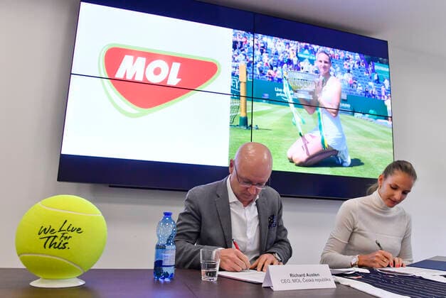 Czech tennis player Karolina Pliskova, right, signs her new sponsor contract during a press conference, PK, Pressekonferenz on new season, in Prague, Czech Republic, on December 27, 2019. On the left side is seen Richard Austen, CEO of the MOL Czech Republic - new sponsor of Pliskova. (CTKxPhoto VitxSimanek) CTKPhotoP201912270238001  VIS 004