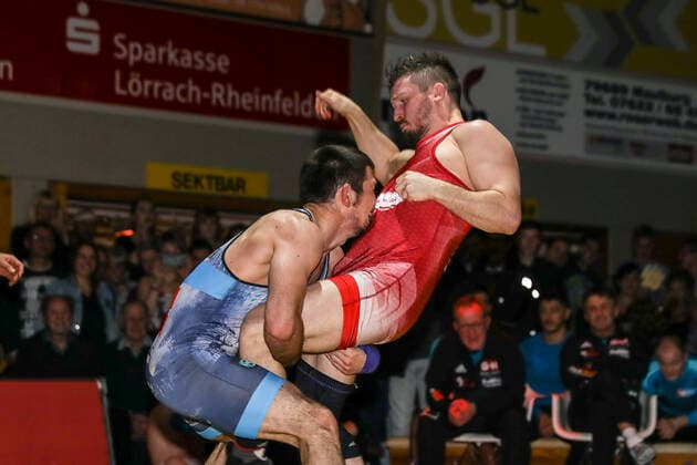 Ringen Bundesliga Endrunde 1 4 Finale - 2019 - TuS Adelhausen - SV Wacker Burghausen - 28-12-2019 Stephan Brunner (TuS Adelhausen rot) und Ali-Pasha Umarpashaev (SV Wacker Burghausen blau) (Freistil 75A KG), beim Ringen Bundesliga Endrunde 1 4 Finale zwischen dem TuS Adelhausen und SV Wacker Burghausen, am Samstag, den 28. Dezember 2019 Dinkelberghalle in Adelhausen (Deutschland). *** Wrestling Bundesliga Final 1 4 finals 2019 TuS Adelhausen SV Wacker Burghausen 28 12 2019 Stephan Brunner TuS Adelhausen red and Ali Pasha Umarpashaev SV Wacker Burghausen blue freestyle 75A KG , at the wrestling Bundesliga Final 1 4 finals between TuS Adelhausen and SV Wacker Burghausen, on Saturday, December 28, 2019 Dinkelberghalle in Adelhausen Germany Copyright: xBEAUTIFULxSPORTS G.xHubbsx