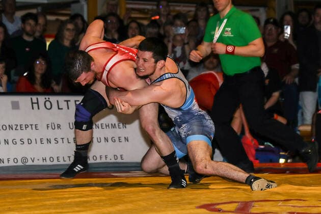 Ringen Bundesliga Endrunde 1 4 Finale - 2019 - TuS Adelhausen - SV Wacker Burghausen - 28-12-2019 Stephan Brunner (TuS Adelhausen rot) und Ali-Pasha Umarpashaev (SV Wacker Burghausen blau) (Freistil 75A KG), beim Ringen Bundesliga Endrunde 1 4 Finale zwischen dem TuS Adelhausen und SV Wacker Burghausen, am Samstag, den 28. Dezember 2019 Dinkelberghalle in Adelhausen (Deutschland). *** Wrestling Bundesliga Final 1 4 finals 2019 TuS Adelhausen SV Wacker Burghausen 28 12 2019 Stephan Brunner TuS Adelhausen red and Ali Pasha Umarpashaev SV Wacker Burghausen blue freestyle 75A KG , at the wrestling Bundesliga Final 1 4 finals between TuS Adelhausen and SV Wacker Burghausen, on Saturday, December 28, 2019 Dinkelberghalle in Adelhausen Germany Copyright: xBEAUTIFULxSPORTS G.xHubbsx