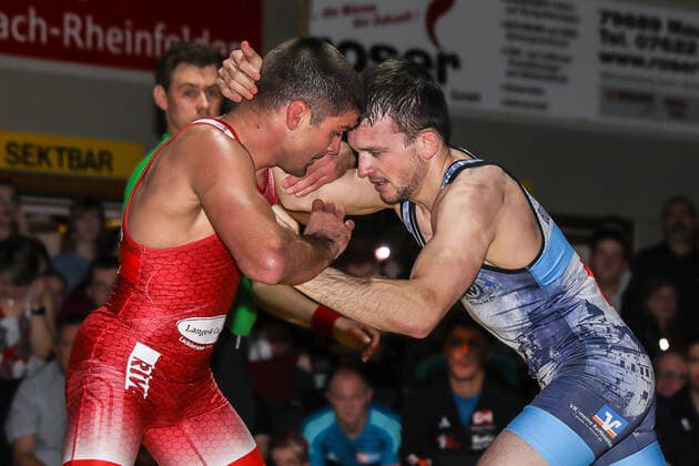 Ringen Bundesliga Endrunde 1 4 Finale - 2019 - TuS Adelhausen - SV Wacker Burghausen - 28-12-2019 Ivo Angelov (TuS Adelhausen rot) und Andreas Maier (SV Wacker Burghausen blau) (Gr.roem. 61KG), beim Ringen Bundesliga Endrunde 1 4 Finale zwischen dem TuS Adelhausen und SV Wacker Burghausen, am Samstag, den 28. Dezember 2019 Dinkelberghalle in Adelhausen (Deutschland). *** Wrestling Bundesliga Final 1 4 Finals 2019 TuS Adelhausen SV Wacker Burghausen 28 12 2019 Ivo Angelov TuS Adelhausen red and Andreas Maier SV Wacker Burghausen blue Gr roem 61KG , at the wrestling Bundesliga Final 1 4 Finals between TuS Adelhausen and SV Wacker Burghausen, on Saturday 28 December 2019 Dinkelberghalle in Adelhausen Germany Copyright: xBEAUTIFULxSPORTS G.xHubbsx