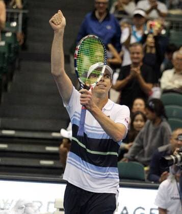 December 28, 2019 - Champion Sam Querrey waves to the fans after the championship match at the Hawaii Open invitational tournament between 44th ranked Sam Querrey (USA) and unranked Brandon Nakashima (USA) at the Stan Sheriff Center in Honolulu, HI - CSM Tennis 2019: Hawaii Open DEC28 - ZUMAc04_ 20191228_zaf_c04_397 Copyright: xMichaelxSullivanx