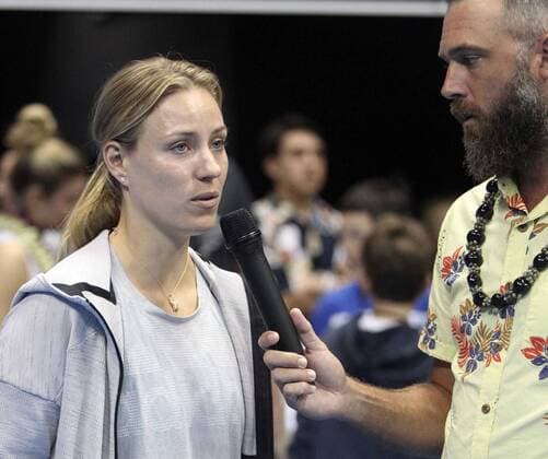 Sport Bilder des Tages December 28, 2019 - Angelique Kerber regretfully addressed the crowd after having to pull out, due to injury, just prior to the championship match at the Hawaii Open invitational tournament between 20th ranked Angelique Kerber (Germany) and 29th ranked Danielle Collins (USA) at the Stan Sheriff Center in Honolulu, HI - CSM Tennis 2019: Hawaii Open DEC28 - ZUMAc04_ 20191228_zaf_c04_487 Copyright: xMichaelxSullivanx
