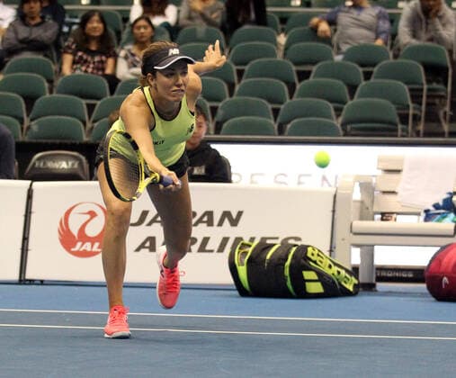 December 28, 2019 - Danielle Collins returns volley in a mixed doubles exhibition match at the Hawaii Open invitational tournament between teams Danielle Collins Sam Querrey and Yanina Wickmayer Christian Harrison at the Stan Sheriff Center in Honolulu, HI - CSM Tennis 2019: Hawaii Open DEC28 - ZUMAc04_ 20191228_zaf_c04_511 Copyright: xMichaelxSullivanx